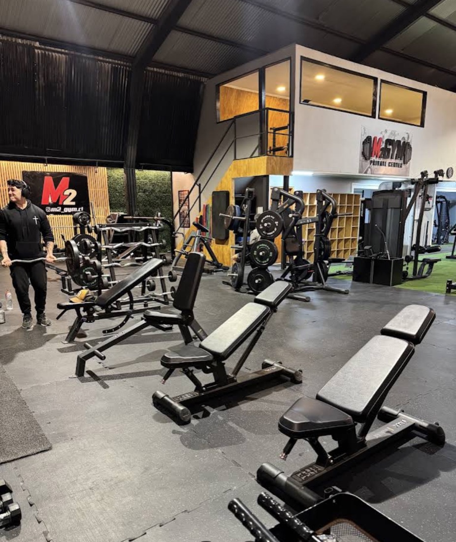 Entrenador guiando una sesión en M2 GYM